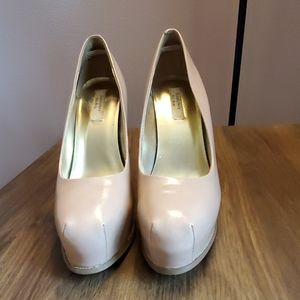 Nude pumps